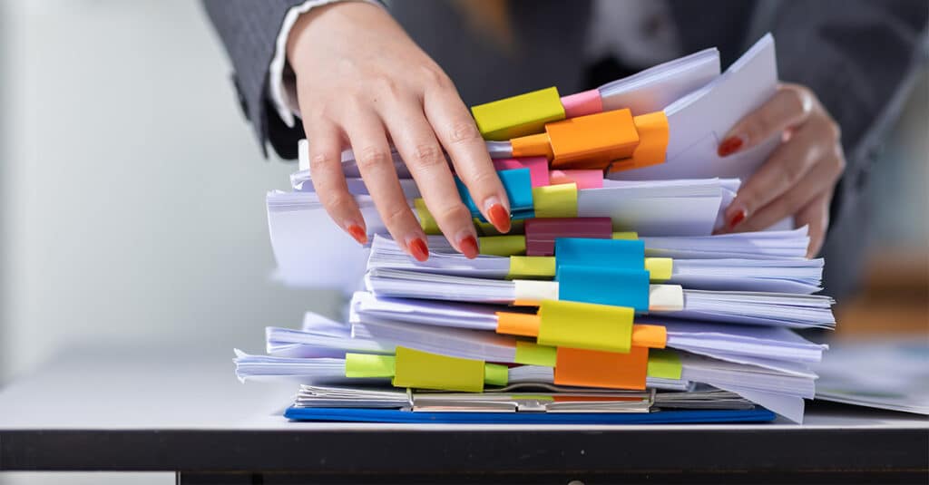 Stapel met papieren van de curator