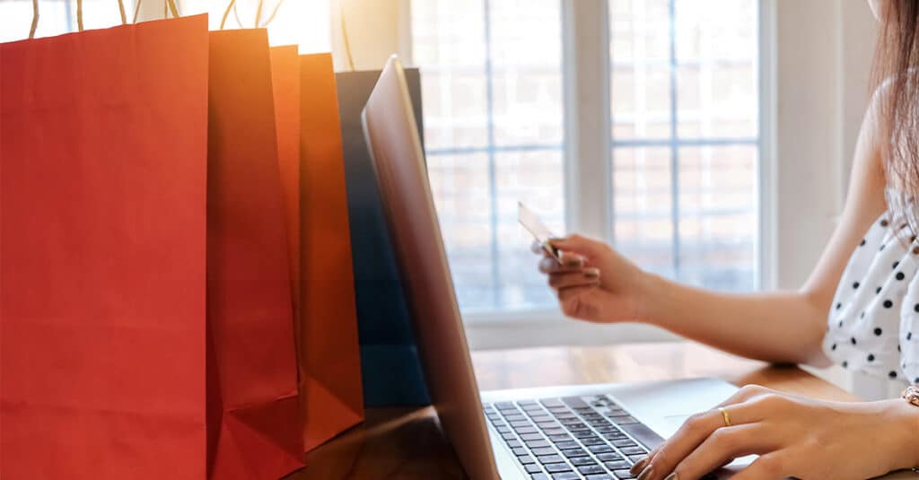 Vrouw rekent af bij een webshop